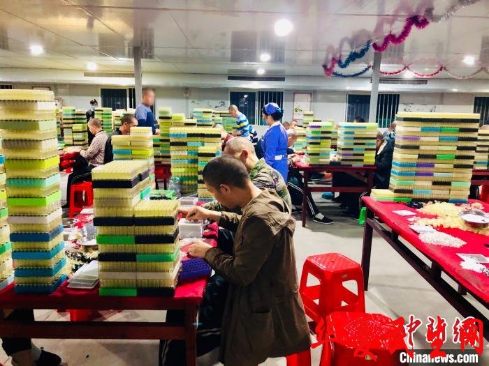 部分处于康复治疗期的精神残疾人在扶贫车间进行手工制作。 王祖敏 摄