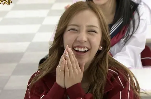 日本女生为了好看,正在排队把自己牙整歪