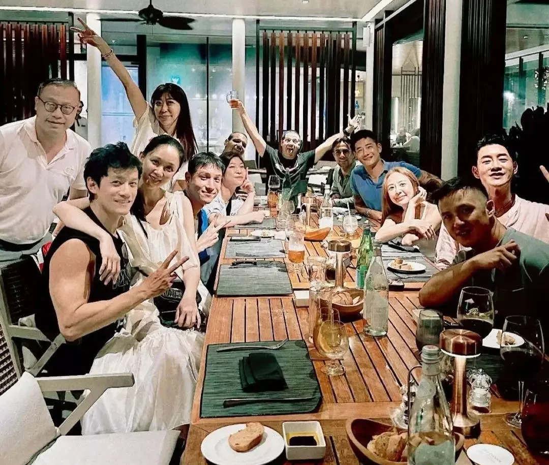 陈乔恩坐在Alan大腿上拍照!公开婚礼伴手礼