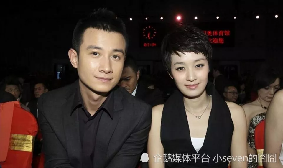 40岁文章近照曝光,和大女儿共用一张脸合照像兄妹