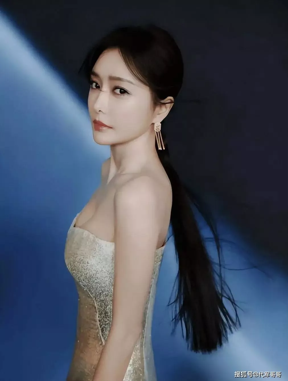 45岁的秦岚有多美?她的腰是“夺命的刀”