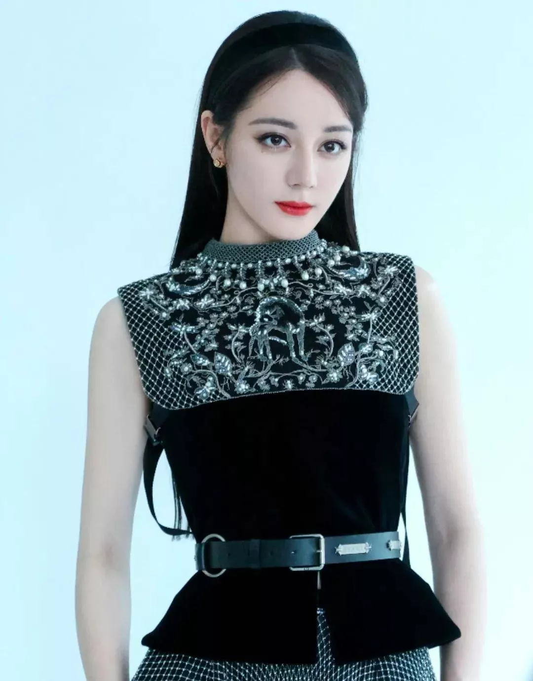 热巴时装周生图曝光,粉底太厚状态不佳