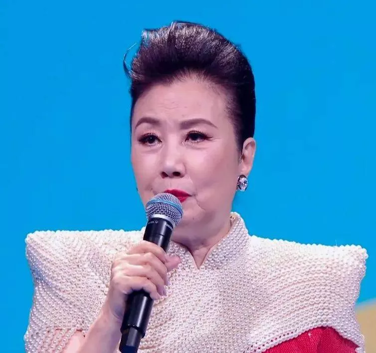 77岁还不退休的汪明荃,暴露了港圈的“尴尬”