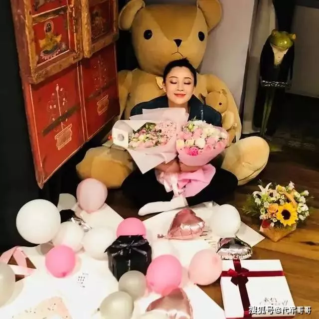 45岁殷桃的家火了!独居花海、种满果树