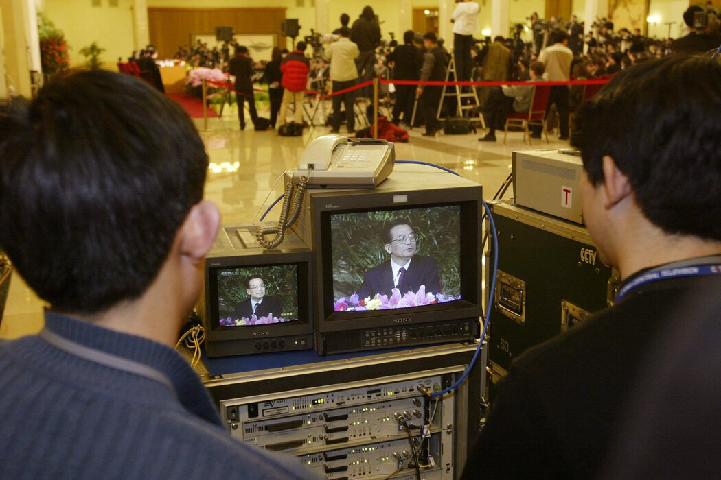 2003年,中国清洁能源转型的推动者温家宝在全国人民代表大会上发言。