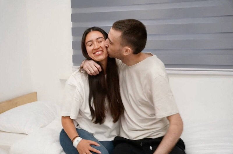 以色列华裔女孩诺亚与男友欧尔13日在以色列雷姆（Reim）重逢后的亲密画面。欧尔在哈马斯囚禁2年后，透过换囚协议获释。（路透）