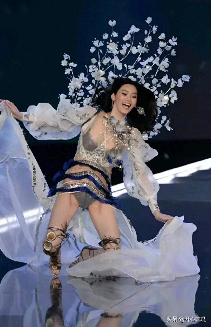 杨幂穿透视装参加2025维密大秀！刘雯太保守 没穿比基尼