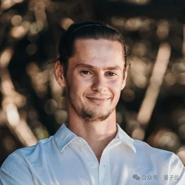 马斯克开始用Grok替代员工了!最惨部门裁员90%